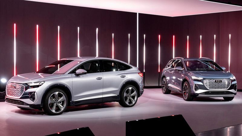 Der Audi Q4 Sportback E-Tron (li.) und das „Standard“-Modell (re.) feierten am Mittwochabend Weltpremiere.