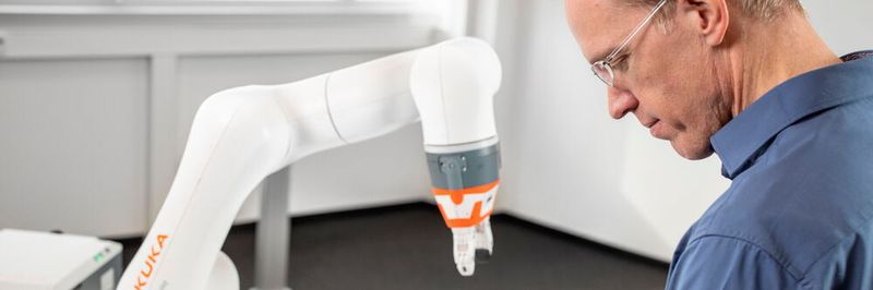 Mit dem Betriebssystem IIQKA.OS von Kuka können Einsteiger ohne Training Roboter in Betrieb nehmen und programmieren.