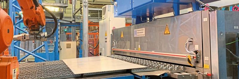 MA Automotive Deutschland ist sehr zufrieden mit dem neuen Beöler von Amtec Kistler. Gerade bei komplexeren Außenhautteilen konnte durch die selektive und wiederholgenaue Feinbeölung um die 0,5 g/m² die lokal differente Grundbeölung der Platinen ausgeglichen und dadurch früher aufgetretene Ölbeulen vermieden werden.