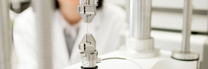 Im Medical Device Competence Center in Birmingham verfolgt Evonik den Ansatz, die bereits am Markt etablierten Gelenkprothesensysteme der Humanmedizin auf Schwachstellen zu analysieren und eine Lösung mit dem PEEK Hochleistungskunststoff zu entwickeln.
