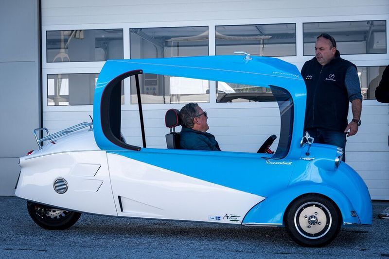 Achim Adlfinger, rechts im Bild, hat das Messerschmitt-Projekt maßgeblich vorangetrieben. Neben einer Variante mit Verbrennermotor bietet er den Kabinenroller auch mit E-Antrieb an.