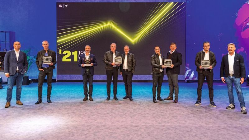 Großes Aufgebot mit dem Seat-Vorstandsvorsitzenden: (v. li.) Bernhard Bauer, Roland Mainzl, Hans Jürgen Persy, Uwe Feser, Markus Kugler, Harald Fähr, Jan Laubrunn, Horst Gebauer und Wayne Griffiths.