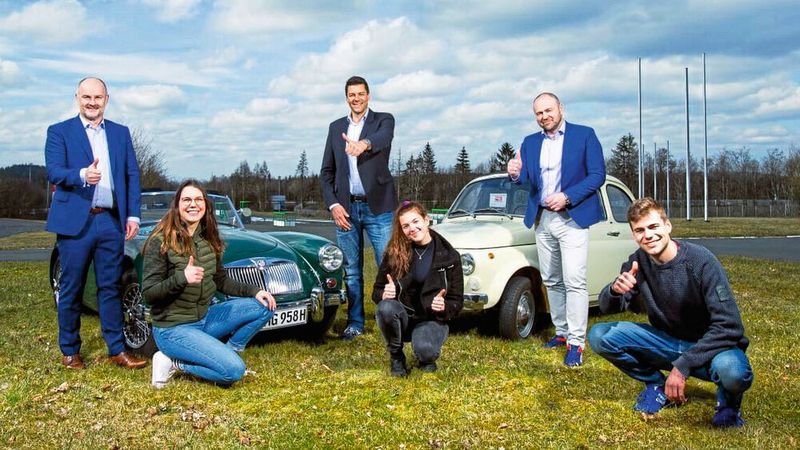 Im Vordergrund drei „Next Generation Drivers“ mit (hintere Reihe v. l.) Ralph Paulus, Geschäftsführer Fahrsicherheitszentrum am Nürburgring, Patrick Stadter, Leiter Exklusiv Vertrieb Mannheimer Versicherung und Roland Koch, Leiter Marketing/Pressesprecher Mannheimer Versicherung.