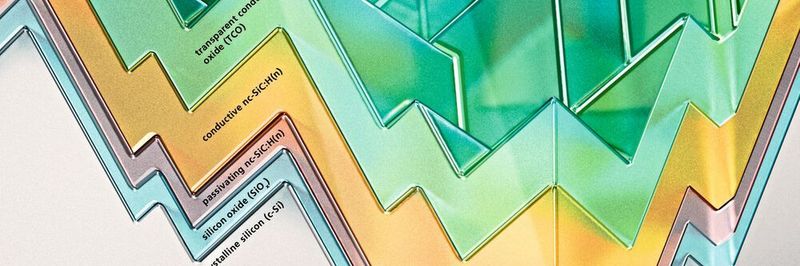 Schichtfolge der neuen Solarzellen mit durchsichtigen Frontalschichten (TPC, Transparent Passivating Contacts) auf einem Wafer mit zufälliger Pyramidenstruktur.