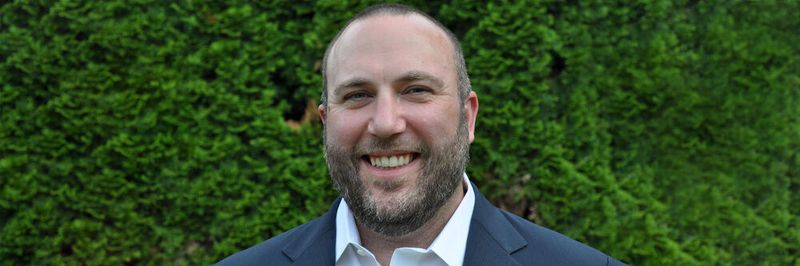 Jason Lee, Chief Information Security Officer bei Zoom, zeigt, wie Unternehmen ihre immer komplexeren Infrastrukturen gegen neue Bedrohungen schützen und ihre Mitarbeiter für das Thema Sicherheit sensibilisieren können.