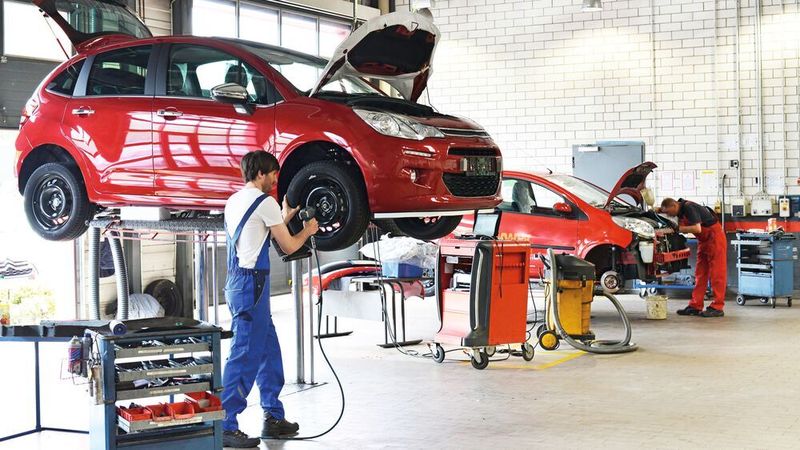 Verliert eine Werkstatt den Servicevertrag einer Marke, kann sie trotzdem wirtschaftlich sinnvoll ihr Geschäft betreiben, urteilen die Richter des Kölner Landgerichts.