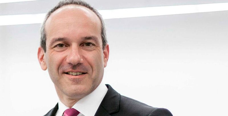Dr. Béla Waldhauser, CEO bei KDDI Deutschland GmbH, CEO bei Telehouse Deutschland GmbH und Sprecher der unter dem Dach des Eco-Verbands gegründeten Allianz zur Stärkung digitaler Infrastrukturen in Deutschland, gibt im Interview einen Einblick in den Innovationsdruck, dem die Co-Location-Anbieter unterliegen, dem Wettbewerb mit Hyperscalern und dem Risiko beim Geschäft mit diesen.