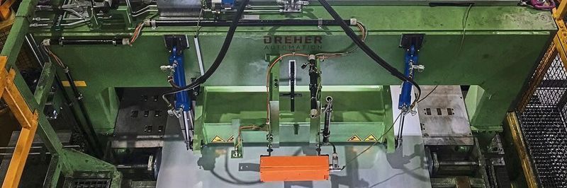 Der Vorschub von Dreher in einer schräge Draufsicht in Durchlaufrichtung.