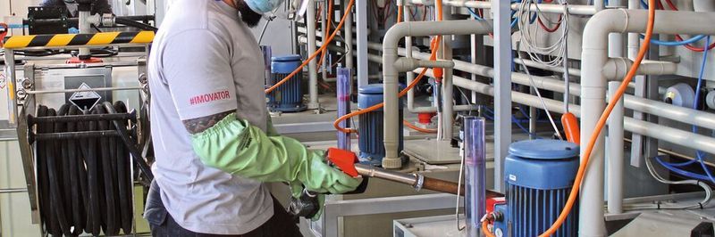 Eingespieltes Wartungsteam: Neuansätze von Entfettungen werden heutzutage mit einer speziellen Tankvorrichtung durchgeführt.