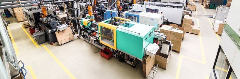 Bergi-Plast uses modern machinery, including injection moulding machines with a closing force of 25 to 210 tons. Some of the machines are fitted with handling systems to remove and further process plastic parts.