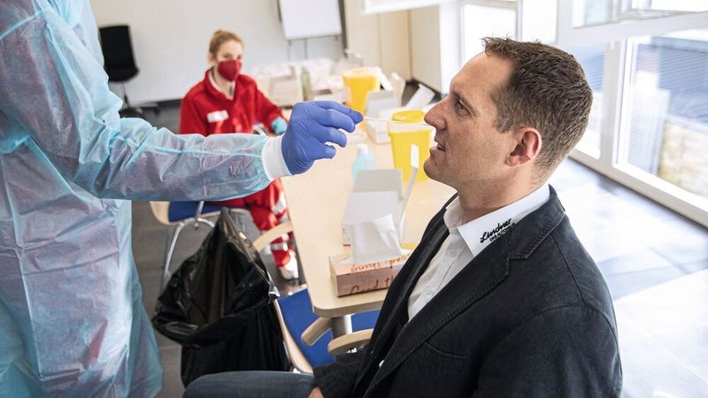 Der Chef beim Corona-Test: Wie Geschäftsführer Manfred Lindner können sich alle Mitarbeiter einmal die Woche im Autohaus Lindner auf Covid-19 testen lassen.