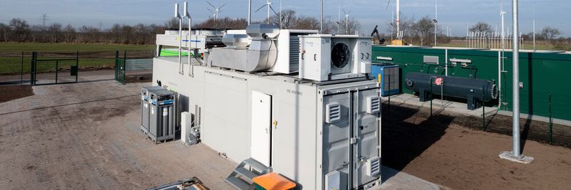 Von außen unscheinbar, von innen neueste Energiewende-Technik - Windgas-Elektrolyseur in Haurup.