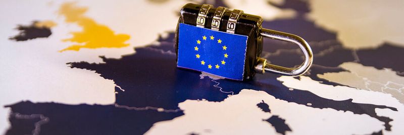 Der EuGH hat im Fall der USA ein gleichwertiges Datenschutzniveau wie in der EU verneint, so dass zusätzliche Maßnahmen zum Schutz personenbezogener Daten bei Datenübermittlungen in die USA ergriffen werden müssen.