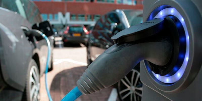 Wissenschaftler forschen an E-Auto-Batterien, die trotz vieler Ladevorgänge lange halten.