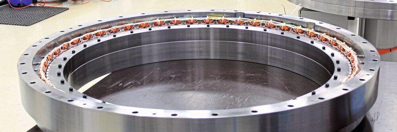 Reparatur-Maschine: Geöffnete Franke-Drehverbindung mit dem Torqueantrieb.