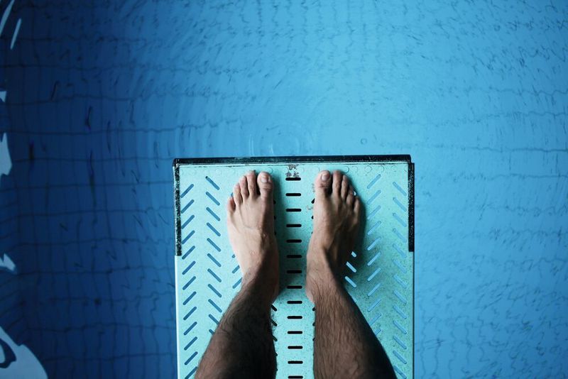 Für eine faire Ausgangslage müssen Sprungtürme auf exakt die gleiche Höhe gefahren werden. Das Wassersportzentrum Leipzig setzt dazu Seilzugwegsensoren ein.