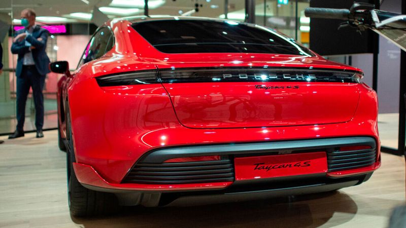 Im Porsche-Pop-up-Store der Hahn-Gruppe gab es den Elektro-Sportwagen Taycan zu sehen.