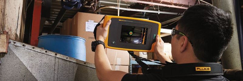 Die Industrie-Schallkamera Fluke ii900 erkennt Lecks an schwer zu erreichenden Orten.