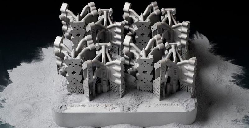 Die Hydraulikblöcke auf der Bauplatte wurden aus dem Aluminium-Hochtemperaturlegierungspulver Aheadd HT1 von Constellium in Zusammenarbeit mit Poly-Shape additiv gefertigt.