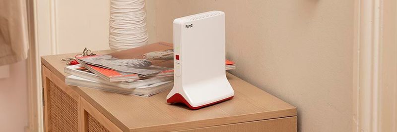 Durch das stehende Gehäusedesign kann der Fritz!Repeater 6000 flexibel in der Wohnung platziert werden.