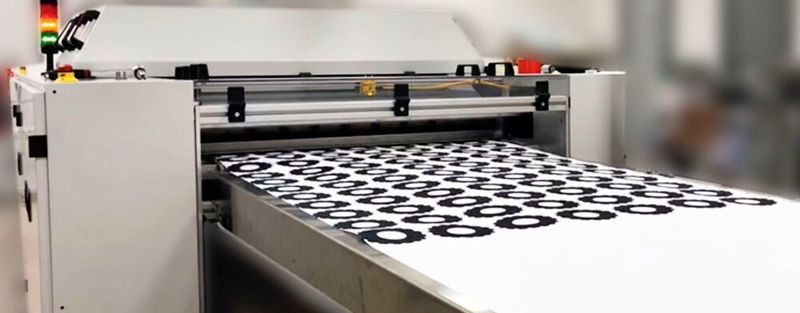 Statt Farbstoff verwendet der Laserdrucker Polymerpartikel. Er kann bis zu zehn Schichten übereinander drucken. Aus mehreren miteinander heißverpressten Schichtpaketen entsteht das fertige Bauteil.