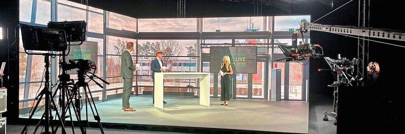 Ein Blick hinter die Kulissen: Christopher Boss, Dr. Jörg Traub und Moderatorin Petra Bindl im Medtec Live XR-Studio.