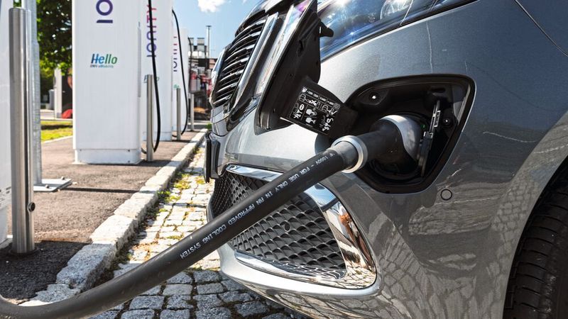 Die Zahl der verfügbaren Transporter und Vans mit Elektroantrieb wächst. Doch bei längeren Fahrten hat diese Fahrzeugklasse ein Ladeproblem.