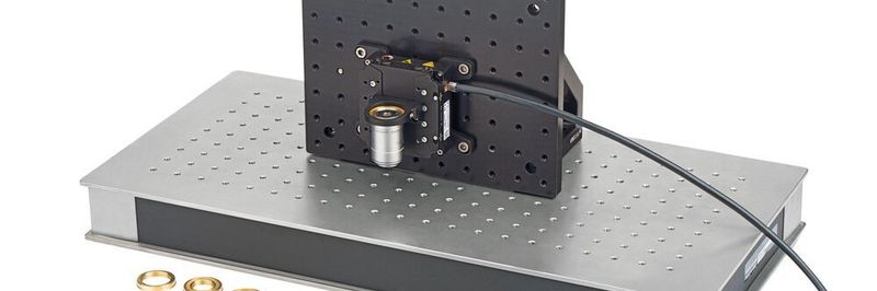 Der neue V-308 Voice Coil PIFOC wird als modulare Plattform mit passender Elektronik (hier gezeigt der Controller: C-414), Adapterplatte zur Befestigung auf einer optischen Bank, Objektivhalter und Adapterringen angeboten.