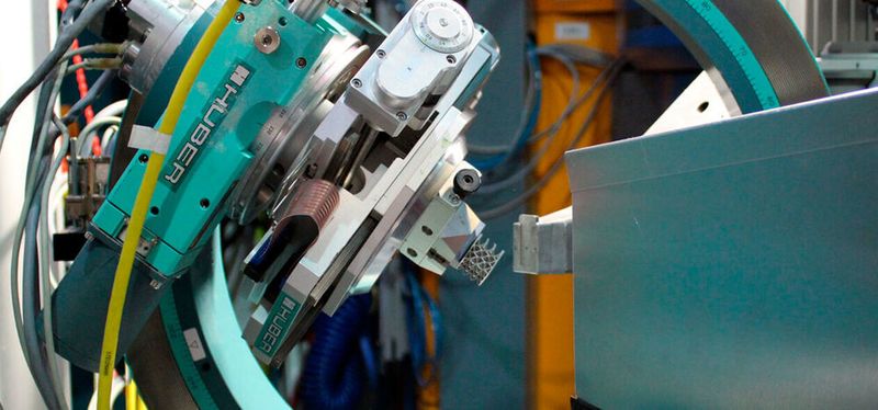 Die Messungen fanden an der Forschungs-Neutronenquelle der TU München statt. Hier ist die innere Gitterstruktur einer Turbinenschaufel in Messposition am Eigenspannungs-Diffraktometer Stress-Spec zu sehen.