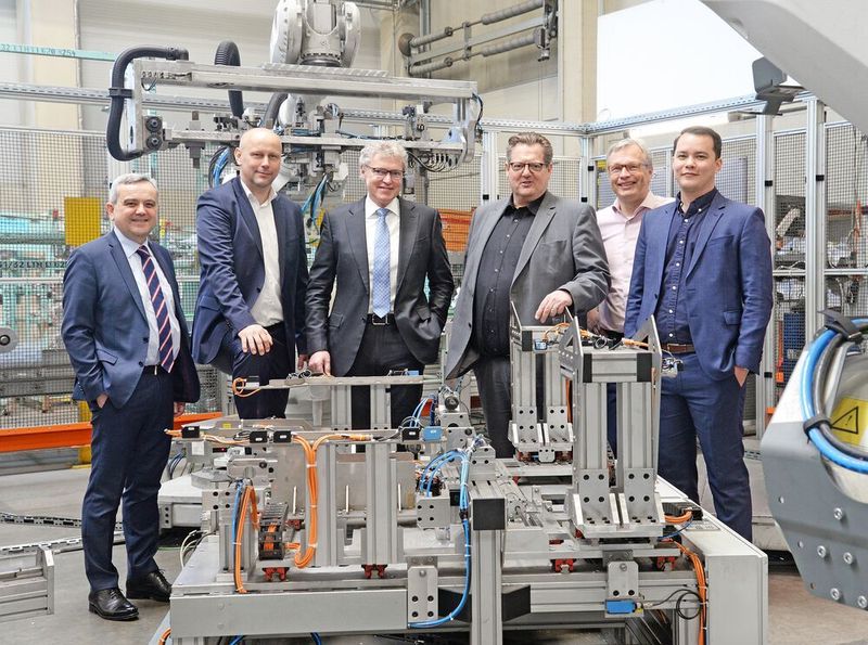 Hanomag-Manager Ilhami Günay (links) und Roger Kong (rechts) sollen Finoba in die Gruppe integrieren. Den Chefposten übernimmt Hanomag-Inhaber Karsten Seehafer (3. v. rechts). Mit im Bild: Insolvenzverwalter Franz-Ludwig Danko (4. v. rechts).