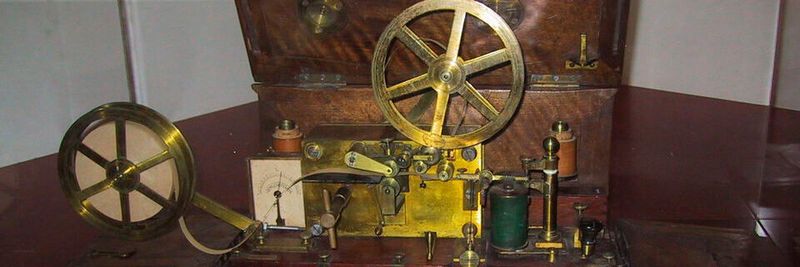 Samuel Morse entwickelte im 19. Jahrhundert einen Apparat, der aus einem Stift, einem Pendel, einem Uhrwerk, einer Papierrolle und einem Elektromagnet bestand. Dieses Instrument konnte zum ersten Mal Nachrichten mithilfe von Elektrizität übermitteln.