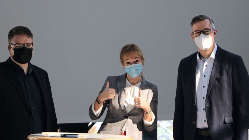 BFC-Geschäftsführerin Sylvia Gerl mit Axel Ziehlke, Prokurist Autohaus Brunkhorst (l.), und Christian Brunkhorst, Inhaber Autohaus Brunkhorst (r.).