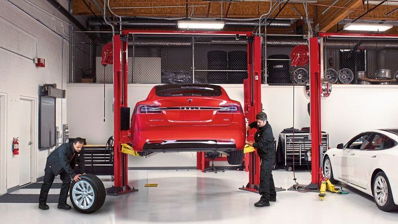 Reparaturen und Wartung finden bei Tesla in konzerneigenen Service-Centern statt. Nur Karosseriearbeiten werden extern vergeben.