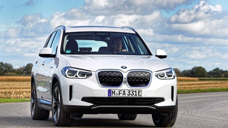 Mit dem iX3 hat BMW im vergangenen Jahr sein erstes Elektro-SUV auf den Markt gebracht.