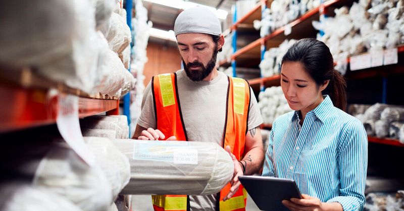 Ab 2023 soll das Gesetz alle Unternehmen mit mindestens 3.000 Beschäftigten betreffen, ab 2024 gilt es auch für Unternehmen mit mehr als 1.000 Beschäftigten. Bei Nichteinhaltung drohen Strafen.