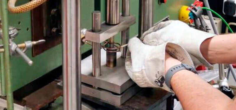 Das Projekt „Entwicklung eines Ultraschall-gestützten Lötprozesses zum flussmittelfreien Fügen von Hartmetall an Stahl“ wird von der Deutschen Forschungsgemeinschaft gefördert. Hier ist die Induktionsanlage mit der Ultraschalleinkopplung zu sehen.