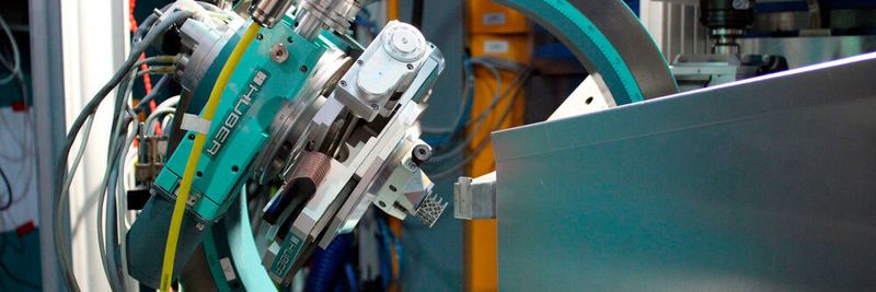 Die Messungen fanden an der Forschungs-Neutronenquelle der TU München statt. Hier ist die innere Gitterstruktur einer Turbinenschaufel in Messposition am Eigenspannungs-Diffraktometer Stress-Spec zu sehen.