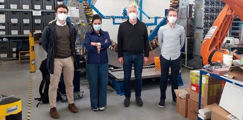Das Forscherteam des Mond-Projekts: Doktorand Juan Carlos Ginés Palomares (von links) und Prof. Dr. Miranda Fateri von der Hochschule Aalen, Projektleiter Alexander Niecke von der RWTH/ITA Aachen und Projektmitarbeiter Philipp Hofmann, ebenfalls von der RWTH/ITA Aachen.
