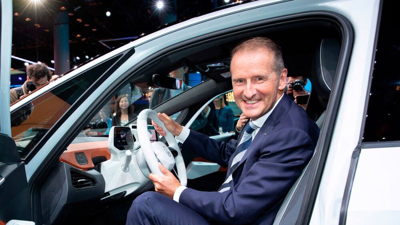 Herbert Diess ist sich sicher, dass viele noch lange nicht auf ein eigenes Auto verzichten werden.