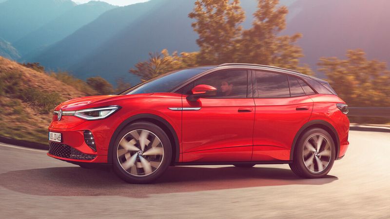 Der VW ID 4 GTX rollt mit einer Leistung von 220 kW (299 PS) an.