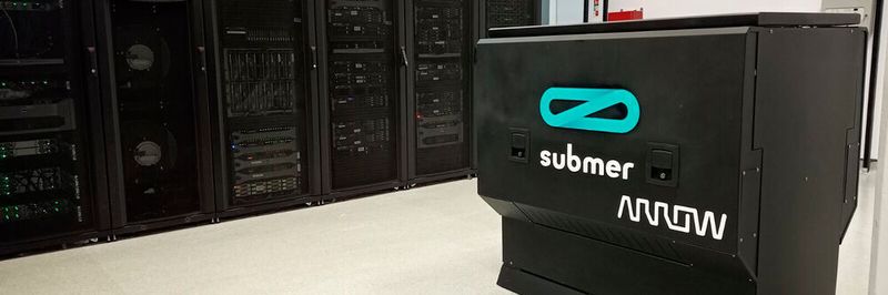 Immersionskühlung im Rechenzentrum kann sehr platzsparend sein, Energie-effizient ist es allemal. Nun bietet Arrow Electronics das Immersion-Cooling-System von Submer an.
