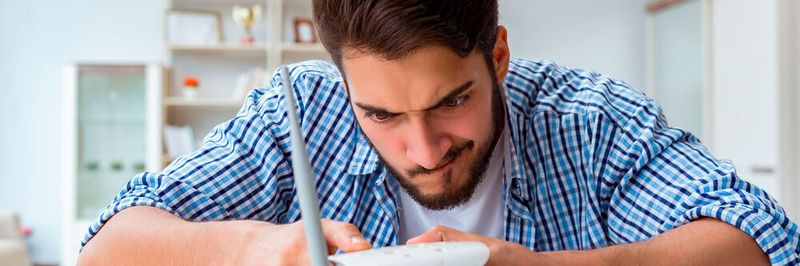 Probleme mit dem Internet sind nervig! Fast ein Drittel der Deutschen hat mindestens einmal im Monat Verbindungsprobleme.