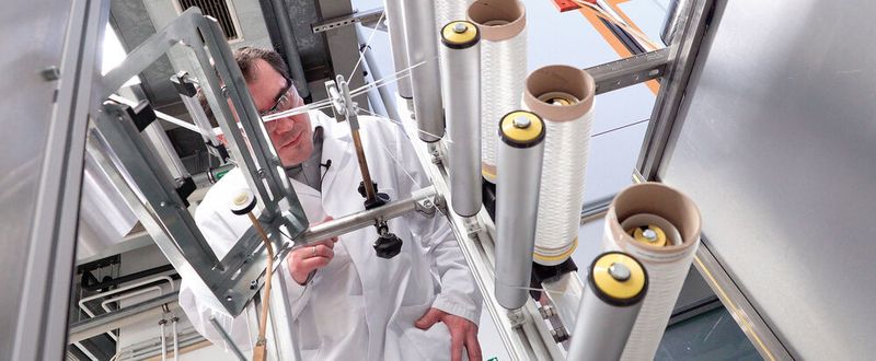 Die neuartigen biobasierten PLA-Fasern des Fraunhofer IAP machen es möglich, einen Faserverbundwerkstoff komplett aus PLA herzustellen, der leicht recycelt werden kann.