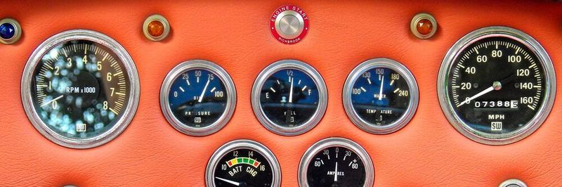 Renaissance der Rundinstrumente: Weil ICs fehlen, bekommt der Peugeot 308 wohl wieder ein analoges Tachometer. Ganz so stilvoll wie im Bild wird die Armaturentafel des Kompakten aber vermutlich nicht ausfallen.