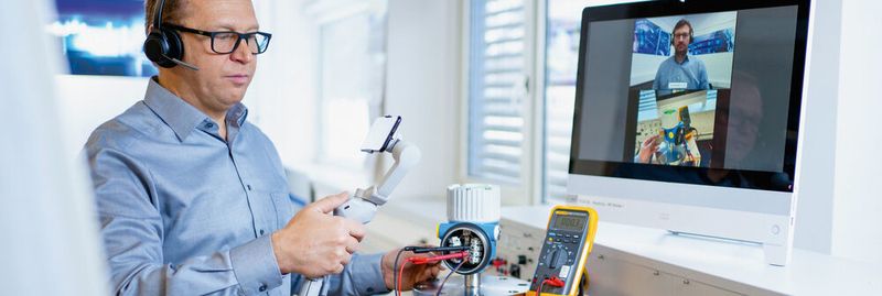 Eine Visual Support App bringt bei Bedarf den Servicetechniker virtuell auf die Anlagen der Kunden. Selbst Werksabnahmen finden inzwischen videounterstützt aus der Ferne statt.