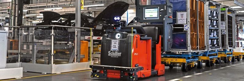 Autonomer Transport von 500 t Material vom Lager zur Montage täglich dank Digitalisierung und Autonomisierung der Logistikaufgaben mit der fahrerlosen Routenzug-Flotte von Schiller Automatisierungstechnik GmbH