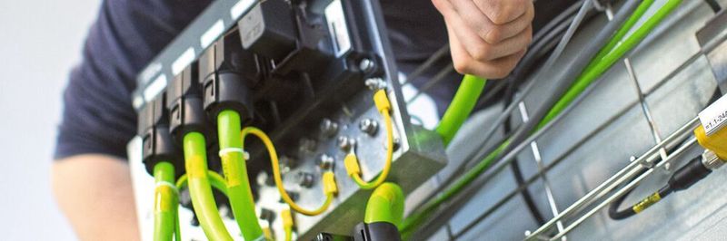 Mit ihrer integrierten Antriebselektronik lassen sich die Servomodule Lexium 62 ILM flexibel verkabeln.