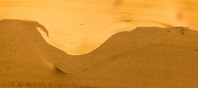 Mikrotomschnitt einer mittels Infrarotschweißverfahren entstandenen Schweißnaht zwischen zwei Kunststoffen. Ein mathematischen Modell kann die mechanischen Eigenschaften der gefügten Bauteile auf Grundlage der individuellen Struktureigenschaften der Schweißnaht beschreiben.