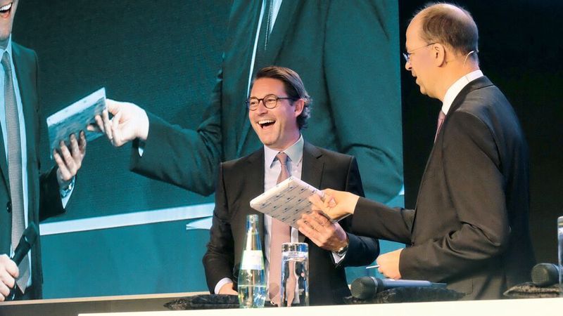 Lange ist es her: Bei der letzten Bundestagung des ZDK im Jahr 2019 gratulierte ZDK-Hauptgeschäftsführer Axel Koblitz (re.) Verkehrsminister Andreas Scheuer zum Geburtstag.