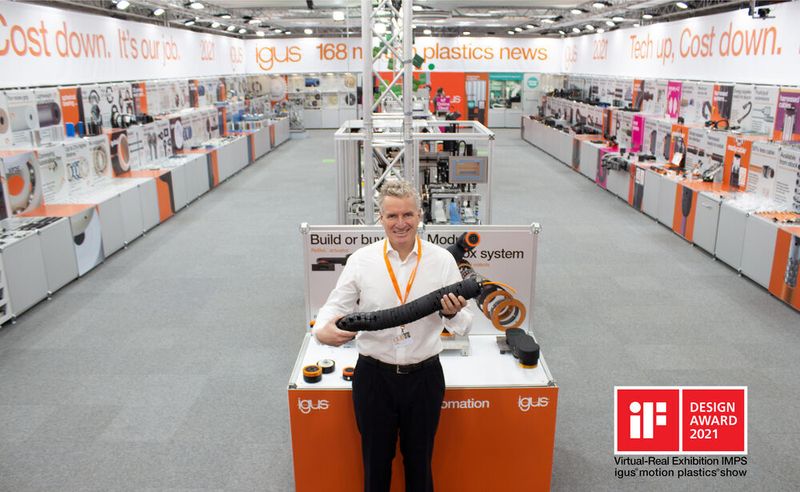 Geschäftsführer Frank Blase zeigt die revolutionäre TRX Roboter-Energiezuführung auf dem komplett erneuerten physisch-virtuellen Messestand von Igus in Köln, der gerade mit dem „iF Communication Design Award 2021“ prämiert wurde.